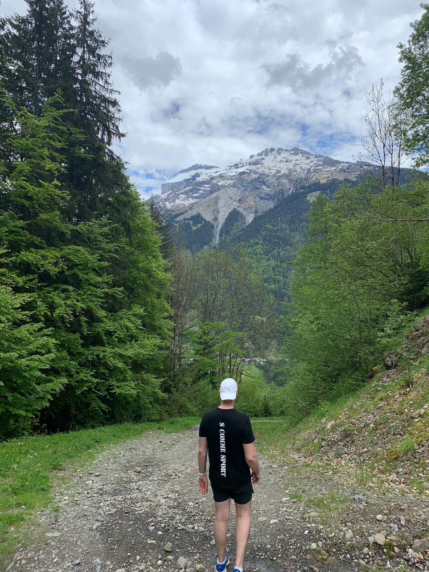 homme de dos qui regarde les montagnes avec un t-hirt S COMME SPORT