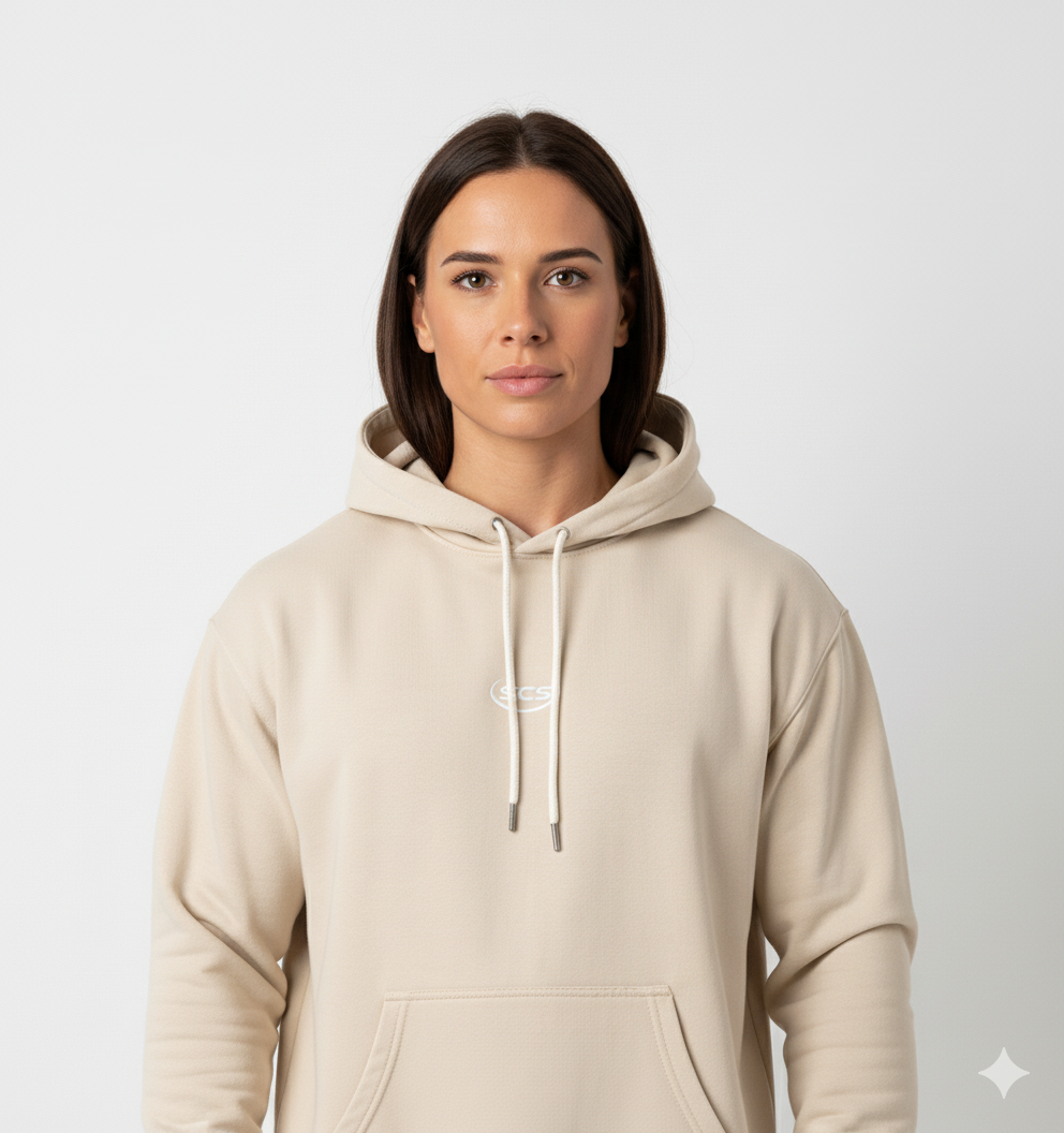 une femme porte une hoodie à capuche beige