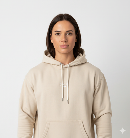 une femme porte une hoodie à capuche beige